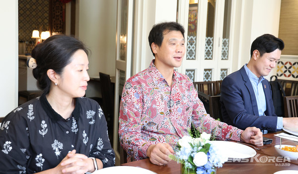 홍진욱 주싱가포르 대한민국 대사가 김태흠 충청남도지사와 담소 중이다. @충청남도