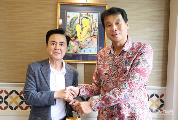 김태흠 충청남도지사와 홍진욱 주싱가포르 대한민국 대사가 기념 사진을 찍었다. @충청남도