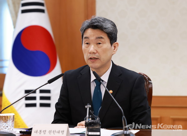 이주호 대통령 권한대행이 12일 서울 종로구 정부서울청사에서 열린 제21대 대통령선거 대비 공명선거 관계장관 회의에서 발언하고 있다. @교육부