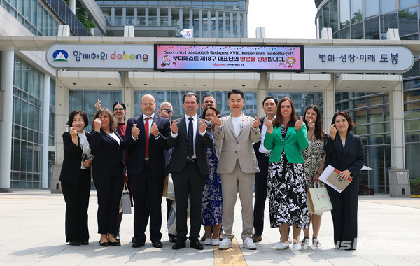 ▲오언석 도봉구청장과 헝가리 부다페스트 18구 방문단이 함께 기념사진을 찍고 있다(2025. 5. 13. 도봉구청 광장)(사진 앞줄 오른쪽에서 세 번째 오언석 도봉구청장) @도봉구