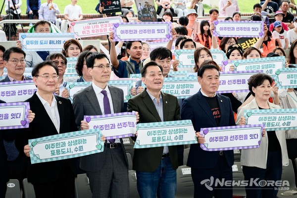 이재준 시장(왼쪽 3번째부터), 이재식 수원시의회 의장 등 참석자들이 함께하고 있다. @수원시