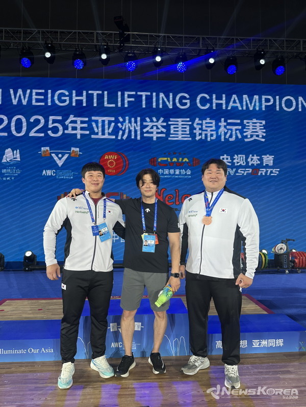 장연학 선수(왼쪽)와 이형도 감독(가운데)과 이양재 선수(오른쪽)가 시상대 앞에서 기념 촬영을 하고 있다. @아산시