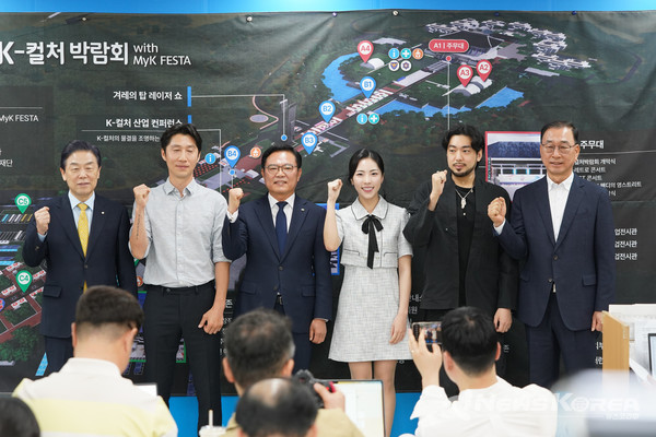 국내 AI작곡 1세대 작사가 박노아(남·45), 2025 코리아한복 미인선발대전 진(眞) 수상자인 이희빈(여·23),  네이버에서 ‘일진담당일진’을 연재 중인 웹툰작가 Grimzo(남·33가 기자회견장에서 인사 하고 있다.  @천안시