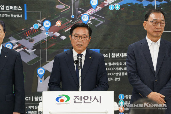 김석필 천안시장 권한대행 부시장이 시청 브리핑실에서 기자회견을 하고 있다. @천안시