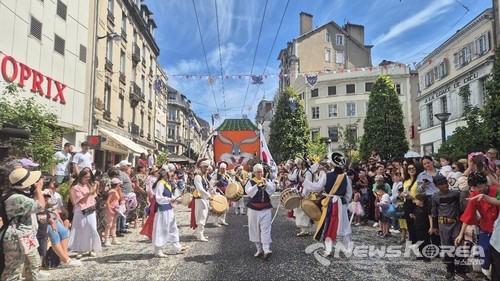 이천시 문화사절단인 '이천통신사'가 리모주시 거리 페스티벌에 초청받아 '이천거북놀이'를 주축으로 한 거리 행진, 풍물놀이 등 다채로운 공연으로 현지 관람객에게 새로운 감동을 선사했다. @이천시