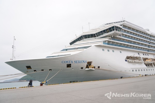 이탈리아 제노바에 본사를 둔 유럽 크루즈 기업 ‘코스타 크루즈’의 선박으로, 총톤수 11만 4000톤, 길이 290m, 전폭 35m에 달하는 코스타세레나호 @충청남도
