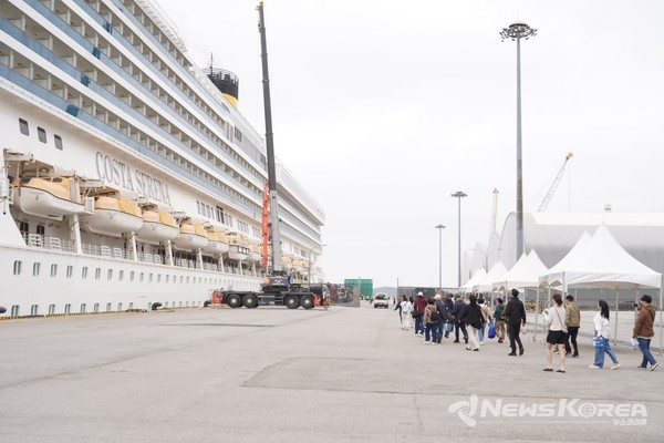 이탈리아 제노바에 본사를 둔 유럽 크루즈 기업 ‘코스타 크루즈’의 선박으로, 총톤수 11만 4000톤, 길이 290m, 전폭 35m에 달하는 코스타세레나호 @충청남도
