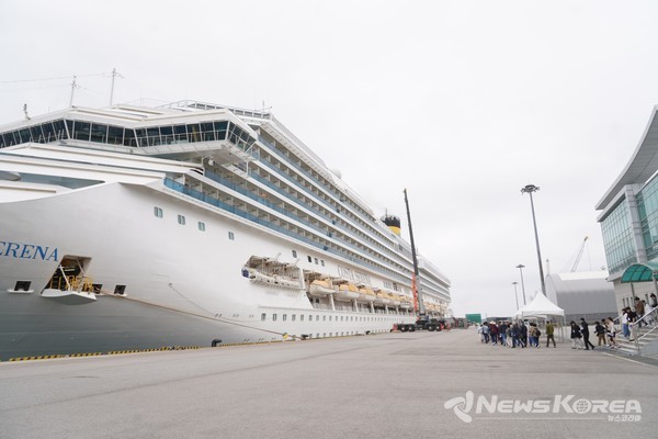 이탈리아 제노바에 본사를 둔 유럽 크루즈 기업 ‘코스타 크루즈’의 선박으로, 총톤수 11만 4000톤, 길이 290m, 전폭 35m에 달하는 코스타세레나호 @충청남도
