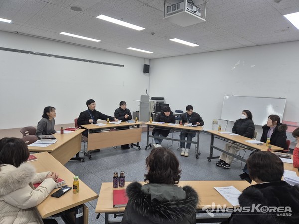 ▲도봉구 공무원, 통합사례관리사, 학대예방경찰관, 상담원이 사례 회의를 하고 있다. @도봉구