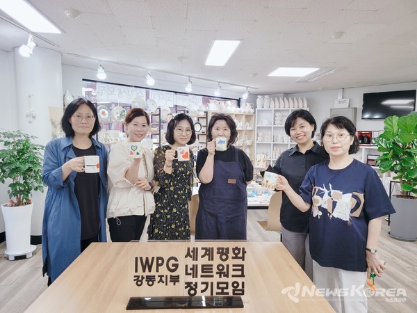IWPG 강동지부 회원들이 강동구 아인토 공방에서 개최된 5월 '세계여성평화 네트워크 정기모임'에서 직접 제작한 평화 메시지 컵을 들어 보이고 있다. @IWPG