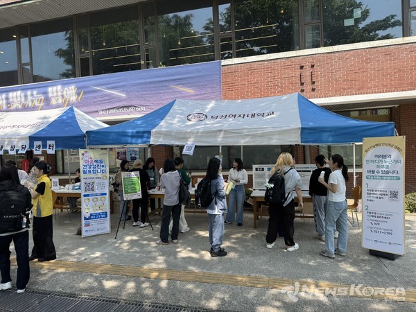 ▲덕성여대 학생들이 도봉구 생명존중 캠페인에 참여하고 있다(2025. 5. 12. 덕성여대) @도봉구