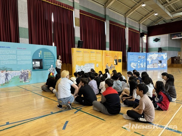 학교 방문 교육(전시기반 체험교육) 인천광역시 문남초등학교 학생들이 독립기념관 학예사의 전시설명을 듣고 있다. @독립기념관