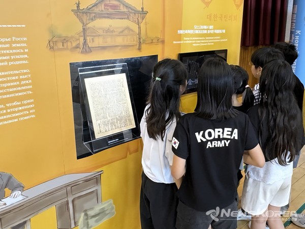 전시자료 관찰 (인천광역시 문남초등학교 학생들이 전시자료를 자세히 관찰하고 있다.) @독립기념관