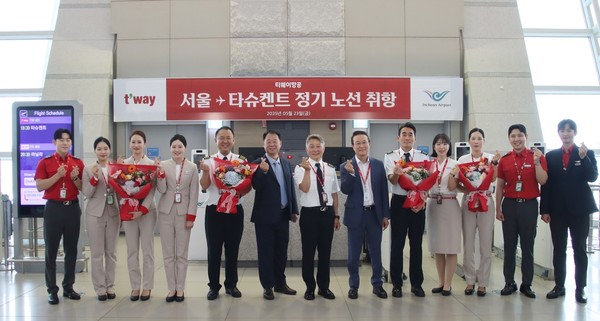 ▲ 2025년 5월 23일, 인천국제공항에서 열린 티웨이항공 타슈켄트 노선 출정식. 티웨이항공 승무원들과 조종사, 본사 관계자들이 함께 기념촬영을 진행했다. @티웨이 항공