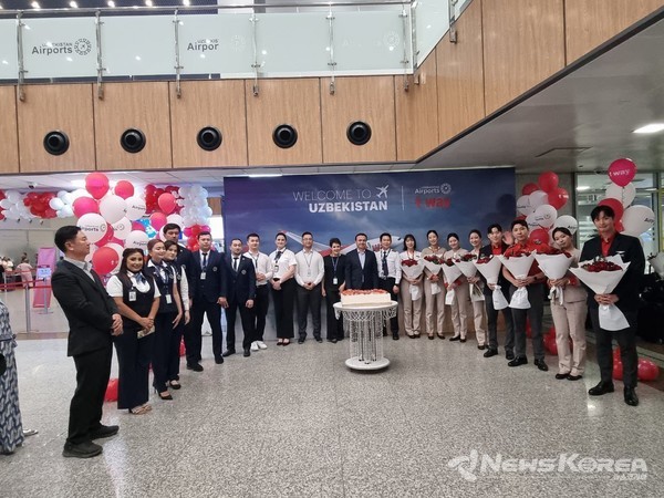 ▲ 티웨이항공 타슈켄트 첫 정기편 환영식에 함께한 타슈켄트국제공항 관계자들과 티웨이항공 승무원단. 꽃다발과 케이크 앞에서 모두가 환영의 메시지를 전했다. @뉴스코리아 신현권 특파원