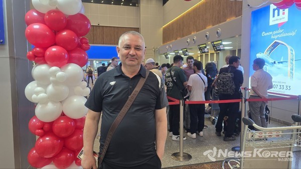 ▲ 티웨이항공 첫 취항편에 탑승하기 위해 타슈켄트공항 체크인 카운터 앞에 선 무역업 종사자 무랏 씨. “3피스 수하물 덕분에 티웨이가 앞으로 주력 항공사가 될 것”이라며 소감을 전했다. @뉴스코리아 신현권 툭파원