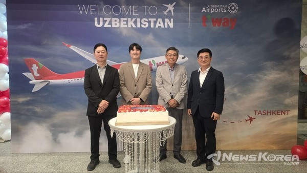 ▲왼쪽부터 페이버스 윈정태 상무, 우즈베키스탄 한인회 이의형 사무국장, 이상윤 수석부회장, 페이버스 진일남 대표가 티웨이항공 타슈켄트 첫 취항을 기념하는 케이크 커팅 행사에서 기념촬영을 하고 있다. @뉴스코리아 신현권 특파원