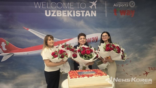▲ 티웨이항공 타슈켄트 취항을 맞아 꽃다발 증정을 준비 중인 타슈켄트 국제공항 관계자들. 환영 배너 앞에 기념 케이크도 마련됐다.인천 출발 당일 오전에는 출발 게이트 앞에서 승무원과 티웨이항공 임직원이 함께한 출정식이 열렸다. 직원들은 ‘서울–타슈켄트 정기노선 취항’ 현수막 앞에서 기념 촬영을 하며 새로운 도전의 순간을 기록했다. @뉴스코리아 신현권 특파원