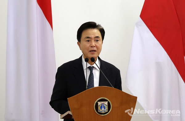 ※사진 설명: 김태흠 지사는 27일 자카르타특별주 청사에서 프라모노 아눙 주지사와 ‘자매도시 협력 수립에 관한 의향서’를 체결했다. @충청남도