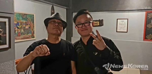 프레디 아길라와 가수 전원석이 마닐라의 아길라의 라이브 클럽에서 함께 사진촬영을 하고 있다. @전원석 페이스북