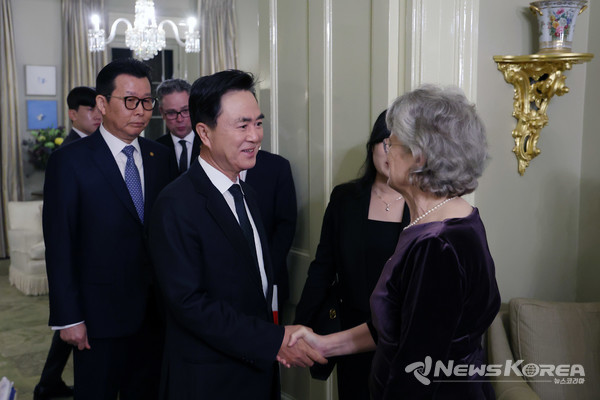 김태흠 충남도지사는 지난 28일 저녁 남호주 주총독 관저에서 프랑세스 애덤슨 주총독을 접견했다. @충청남도