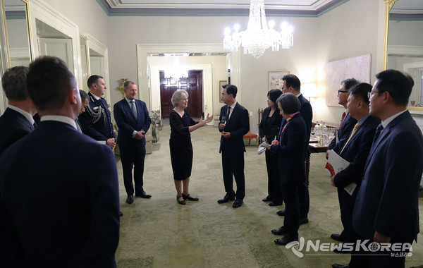 김태흠 충남도지사는 지난 28일 저녁 남호주 주총독 관저에서 프랑세스 애덤슨 주총독을 접견했다. @충청남도