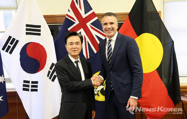 김태흠 충남도지사는 28일 남호주의회 청사에서 문성제 선문대 총장, 중부·서부·동서 등 도내 발전 3사 관계자 등과 함께 피터 말리나우스카스 주총리를 접견했다. @충청남도