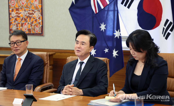 김태흠 충남도지사는 28일 남호주의회 청사에서 문성제 선문대 총장, 중부·서부·동서 등 도내 발전 3사 관계자 등과 함께 피터 말리나우스카스 주총리를 접견했다. @충청남도