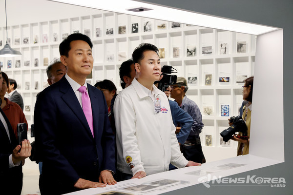 ▲오세훈 서울시장(왼쪽)과 오언석 도봉구청장(오른쪽)이 함께 사진 전시를 관람하고 있다(2025. 5. 29. 서울시립 사진미술관) @도봉구