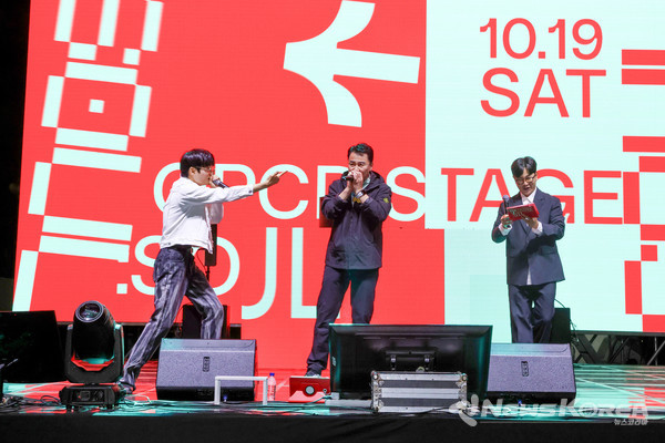 ▲도봉구 청년 음악 축제 ‘2024 OPCD STAGE’에서 오언석 도봉구청장(가운데)이 비트박서 ‘윙’(왼쪽)과 함께 비트박스를 선보이고 있다(2024. 10. 19. 도봉구 창동 일원) @도봉구