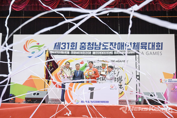 29일부터 31일까지 열린 제31회 충청남도장애인체육대회에서 서산시가 종합우승을 차지했다. (왼쪽부터) 이완섭 서산시장, 김범수 문화체육관광국장, 서산시장애인체육회 김철호 부회장, 서산시장애인체육회 가봉진 수석부회장 @충청남도