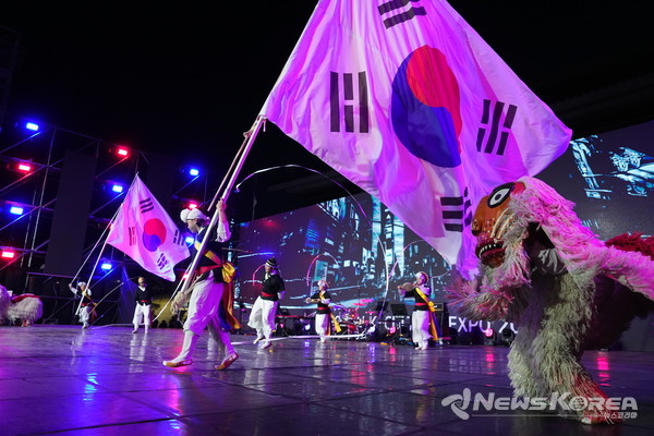 4일 ‘2025 천안 K-컬처박람회’ 개막식에서 축하 공연을  펼치고 있다. @천안시