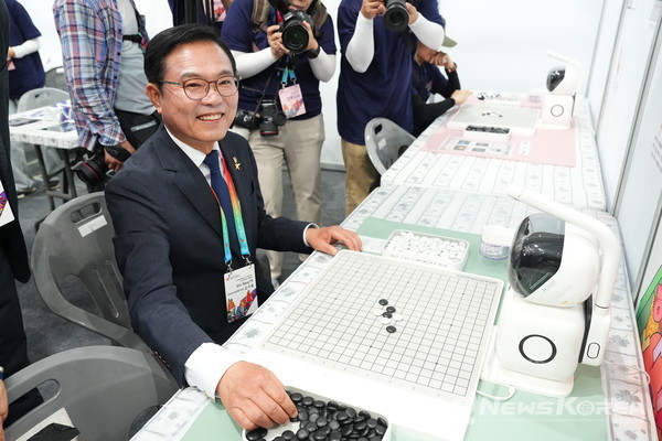 김석필 천안시장 권한대행 부시장이 산업전시관을 관람하고 있다. @천안시