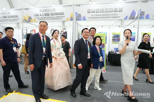 4일 개막한 ‘2025 천안 K-컬처박람회’산업전시관 등을 내외빈들이 둘러보고 있다. @천안시