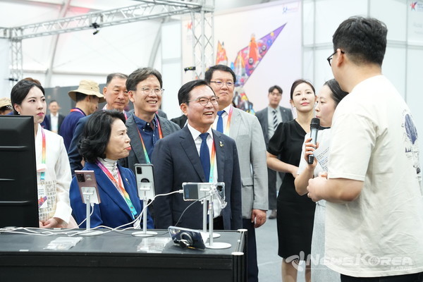 4일 개막한 ‘2025 천안 K-컬처박람회’산업전시관 등을 내외빈들이 둘러보고 있다. @천안시