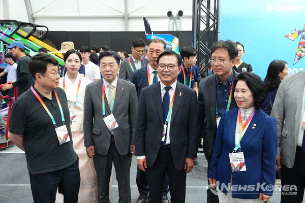 4일 개막한 ‘2025 천안 K-컬처박람회’산업전시관 등을 내외빈들이 둘러보고 있다. @천안시