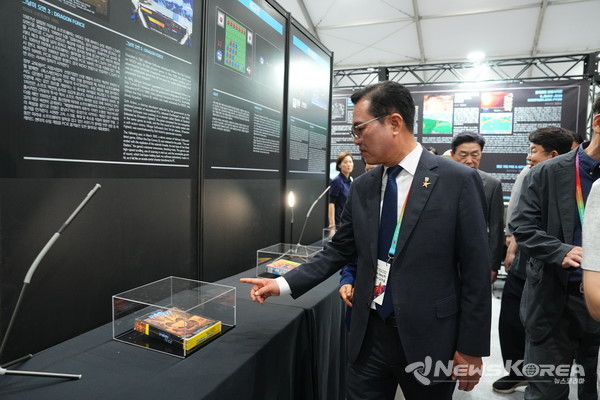 4일 개막한 ‘2025 천안 K-컬처박람회’산업전시관 등을 내외빈들이 둘러보고 있다. @천안시