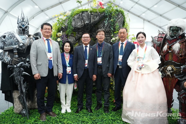 4일 개막한 ‘2025 천안 K-컬처박람회’산업전시관 등을 내외빈들이 둘러보고 있다. @천안시
