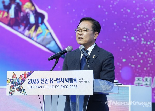 4일 김석필 천안시장 권한대행 부시장이 독립기념관 겨레의 큰마당 주무대에서 열린 ‘2025 천안 K-컬처박람회’ 개막식에 인사말을 하고 있다. @천안시