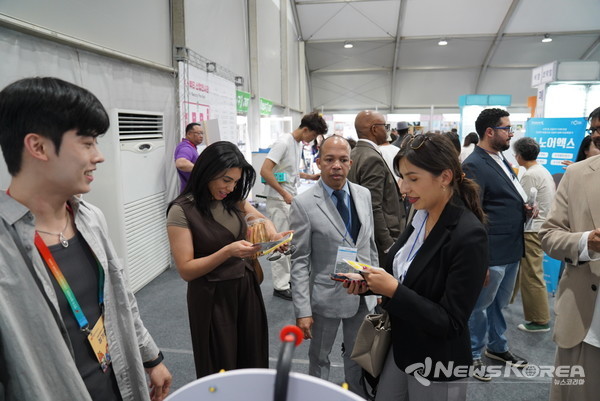 4일 개막한 ‘2025 천안 K-컬처박람회’를 찾은 관람객들이 산업전시관 등을 둘러보고 있다.  @천안시