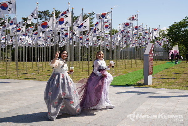 4일 개막한 ‘2025 천안 K-컬처박람회’를 찾은 관람객들이 산업전시관 등을 둘러보고 있다.  @천안시