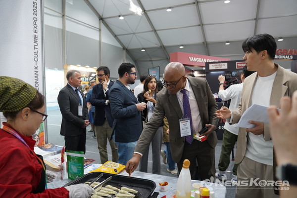 4일 개막한 ‘2025 천안 K-컬처박람회’를 찾은 관람객들이 산업전시관 등을 둘러보고 있다.  @천안시