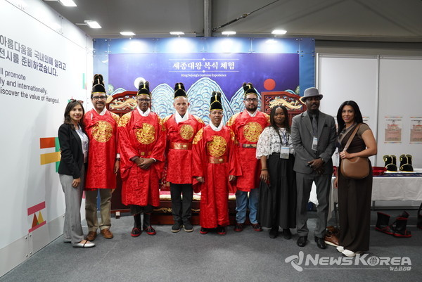 4일 개막한 ‘2025 천안 K-컬처박람회’를 찾은 관람객들이 산업전시관 등을 둘러보고 있다.  @천안시