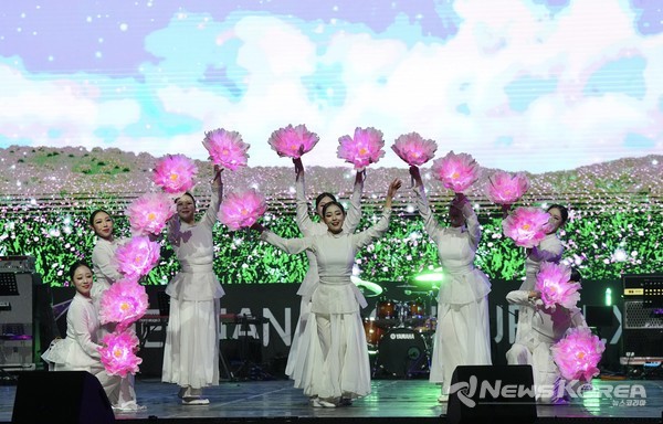 4일 ‘2025 천안 K-컬처박람회’ 개막식에서 축하 공연을  펼치고 있다. @천안시