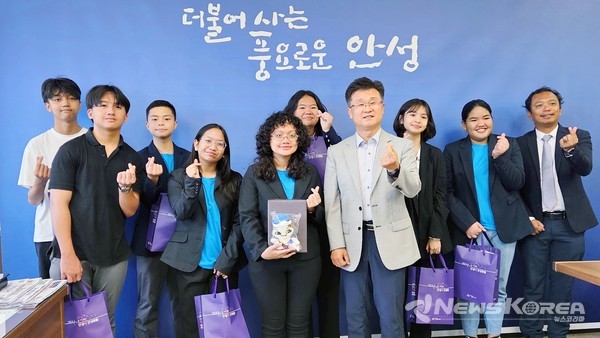 일로일로시 청소년들이 기념촬영을 하고 있다. @안성시