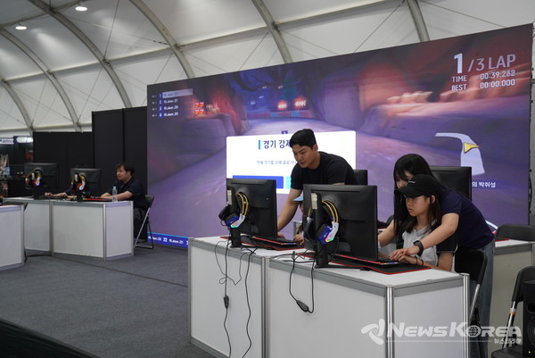 '2025 천안 K-컬처박람회'를 찾은 관람객들이 게임 전시관에서 카트라이더 게임을 하고 있다. @천안시