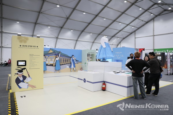 '2025 천안 K-컬처박람회'를 찾은 관람객들이 웹툰 전시관을 둘러보고 있다. @천안시