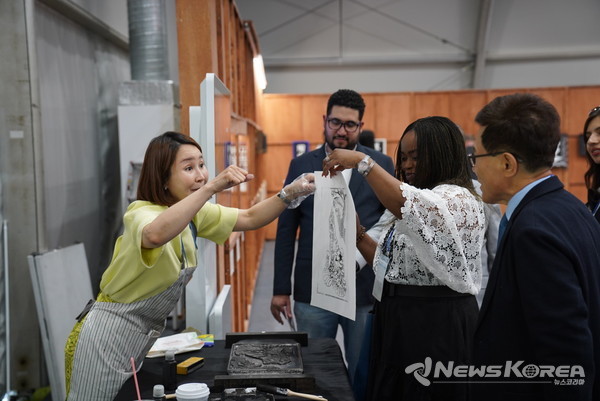 '2025 천안 K-컬처박람회'를 찾은 주한대사관 관계자들이 한글 전시관에서 유교채판 전시 관련 체험프로그램을 체험하고 있다. @천안시