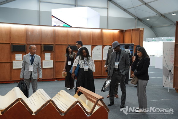 '2025 천안 K-컬처박람회'를 찾은 주한대사관 관계자들이 한글 전시관에서 유교채판 전시를 둘러보고 있다. @천안시