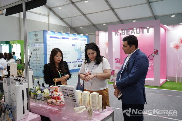 '2025 천안 K-컬처박람회'를 찾은 주한대사관 관계자들이 뷰티전시관에서 관련 제품을 둘러보고 있다. @천안시
